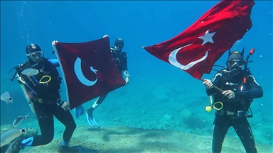 Fethiye'de dalgıçlar su altında Türk bayrağı açtı