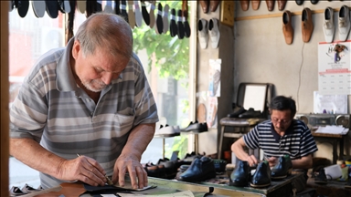 Yarım asırdır birlikte ayakkabı üreten baba oğul, 10 metrekarelik dükkanlarında zamana direniyor