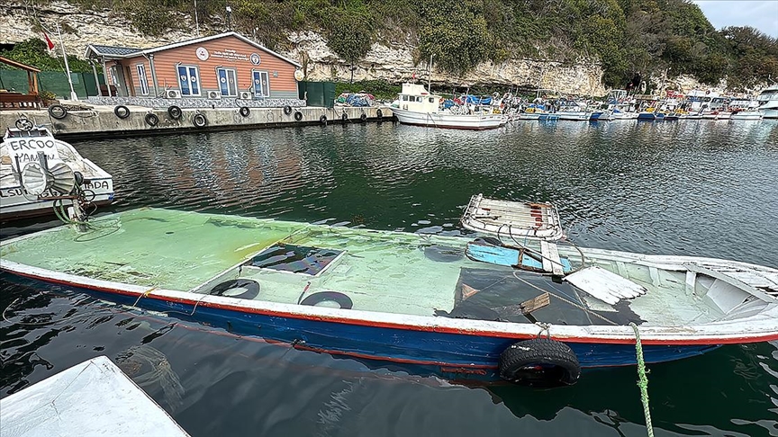 Kırklareli'nde ağlara takılan balıkların yüküne dayanamayan balıkçı teknesi battı