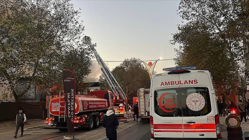 Kocaeli'de palet deposunda çıkan yangın kontrol altına alındı