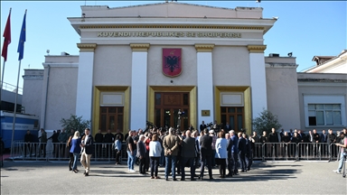 Продолжуваат тензиите во Собранието на Албанија