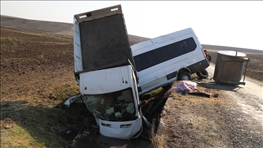 Diyarbakır'da 3 aracın karıştığı kazada, 15'i öğretmen 17 kişi yaralandı