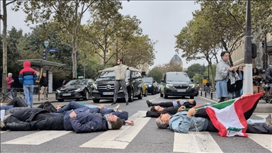 Paris'te eylemciler yaya geçidine yatarak Filistin'e destek gösterisi düzenledi