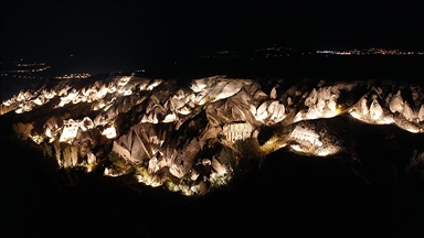 Kapadokya'nın peribacalarıyla kaplı vadisi "Güvercinlik" gece de turist çekecek