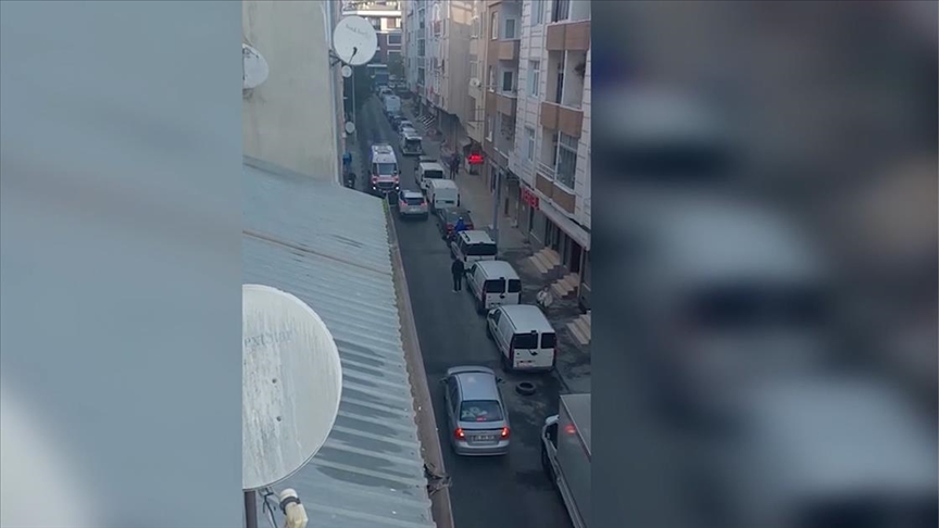 Küçükçekmece'de otomobilin ambulansa yol vermediği anlar kamerada 