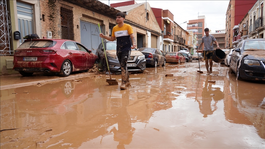 Thousands still marooned after devastating floods in Spain leave 205 dead