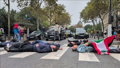 Des manifestants pro-palestiniens bloquent la rue de Rivoli à Paris, exigeant un cessez-le-feu immédiat à Gaza