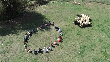 Bitlis'te öğretmenler öğrencileriyle doğada ders yapıyor