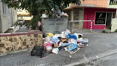 Kartal'da işçilerin grev kararı nedeniyle bazı mahallelerde çöpler toplanamadı