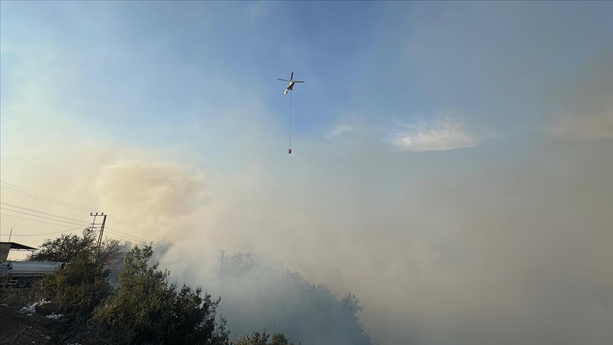 Hatay'da çıkan orman yangını söndürülmeye çalışılıyor