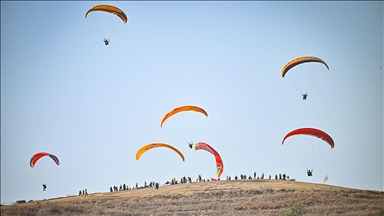 Adana'da 13. Kostümlü Yamaç Paraşütü Festivali başladı