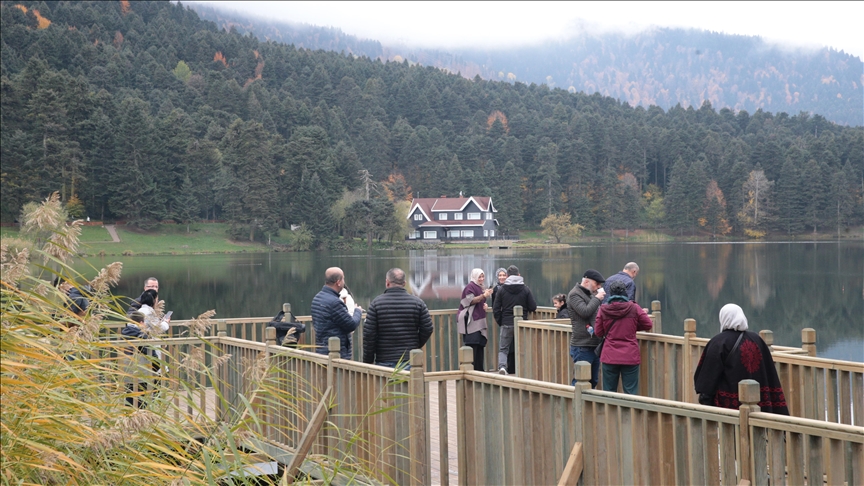 Bolu Gölcük Tabiat Parkı, sonbaharda da misafirlerini ağırlıyor