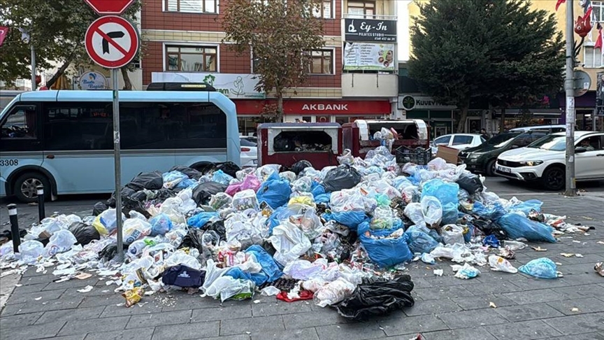 İstanbul'da 4 ilçede eylem yapan temizlik işçileri nedeniyle hizmetlerde aksamalar yaşanıyor