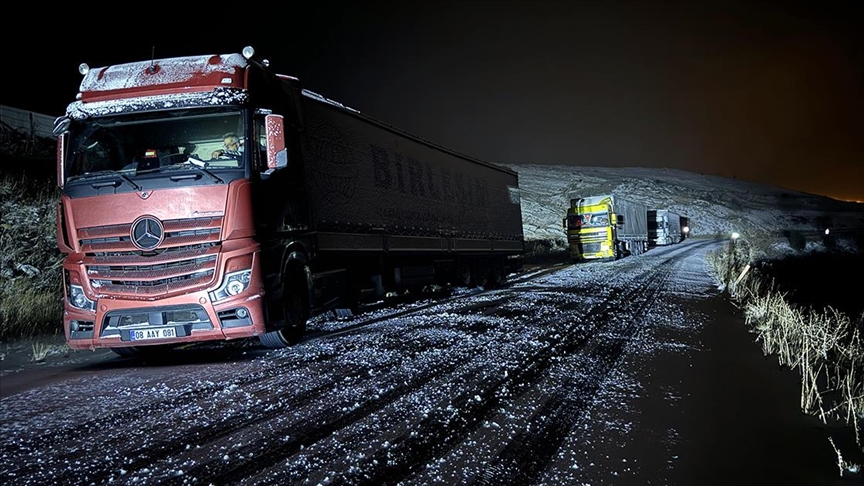 Ardahan'da kar ve buzlanma nedeniyle tırlar yolda kaldı