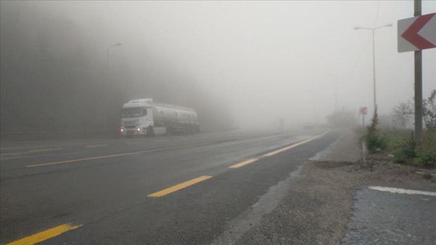 Bolu Dağı Düzce geçişinde sis ve yağmur etkili oldu