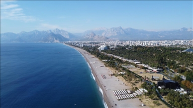 Antalya'da güneşli havayı fırsat bilenler denize girdi