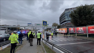 Bakırköy'de kazaya müdahale eden trafik polisi, İETT otobüsünün çarpması sonucu şehit oldu