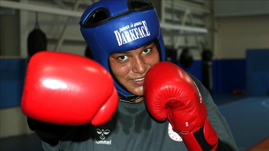 Турецкая боксерша стала чемпионом мира в Черногории