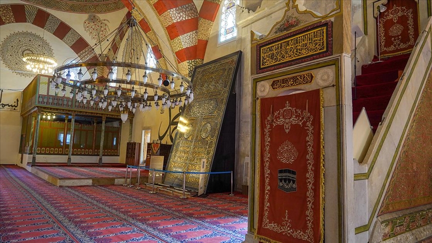 Kabe'nin kapı örtüsü Edirne Eski Cami'de sergileniyor
