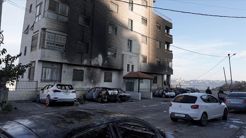 Filistin topraklarını gasbeden İsrailliler, Batı Şeria'da yaklaşık 20 aracı ateşe verdi