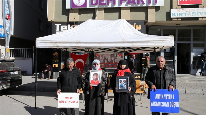 Malbatên Mûşî "nobeta ewladan" a li ber avahiyê DEM Partiyê domand