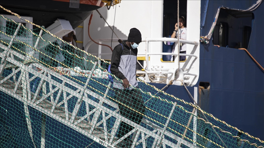 Italian navy ship with 2nd group of migrants departs for Albania