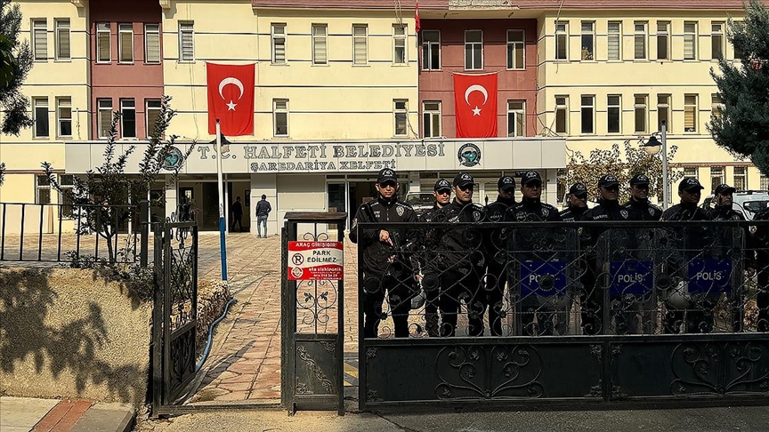 Halfeti Belediyesi önünde polislere taşlı saldırıya ilişkin 8 kişi daha yakalandı