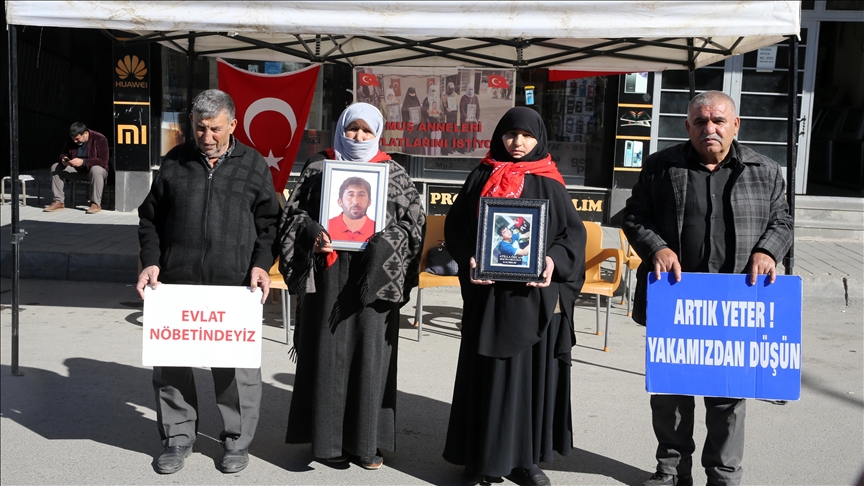 Muşlu aileler DEM Parti binası önündeki "evlat nöbeti"ni sürdürdü 