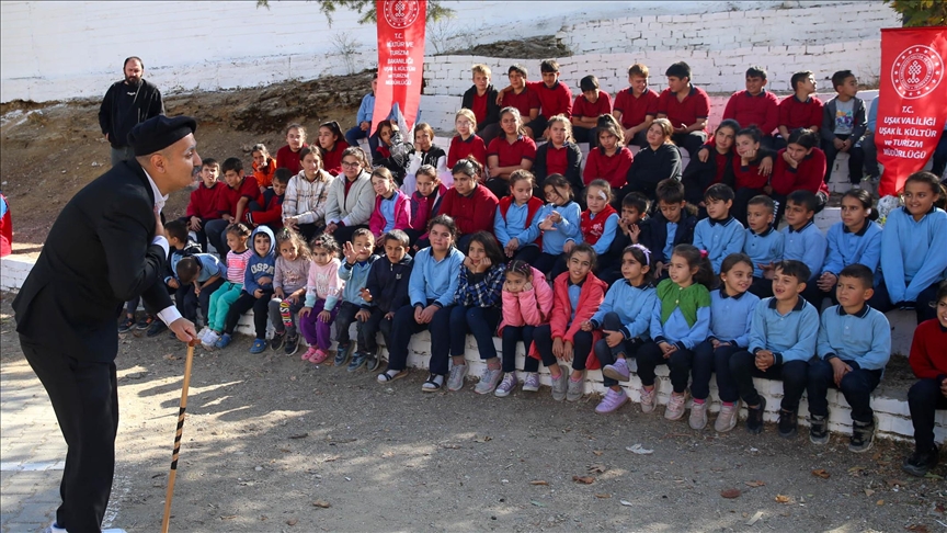 Uşak'ta "Kültür Rotası" etkinliklerine köy okullarındaki 3 bini aşkın öğrenci katıldı