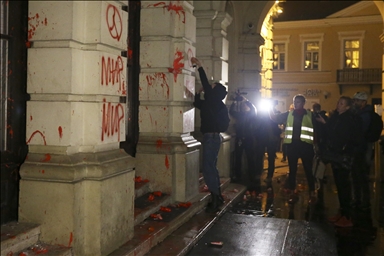 Novi Sad: Demonstranti se razišli, ostala vidno oštećena Gradska kuća