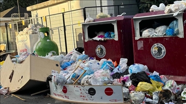 Kartal'da ara sokaklarda toplanmayan çöplere vatandaşlar tepki gösterdi