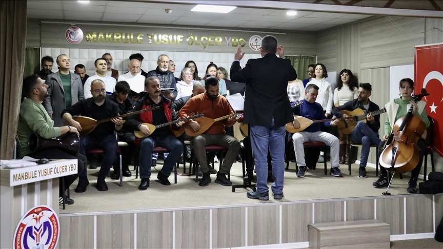 Farklı meslek gruplarını bir araya getiren koro, ilk konserine hazırlanıyor