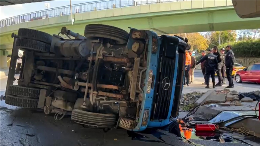 Bakırköy'de üst geçide çarpan vinç devrildi