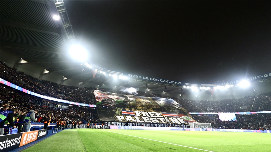 France : Les supporters du PSG déploient un tifo "Free Palestine" au Parc des Princes