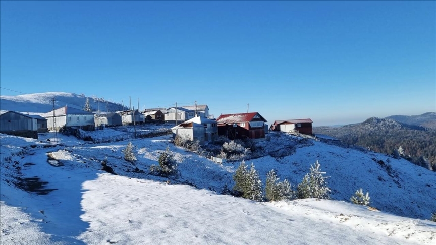 Düzce'nin 1830 rakımlı Kardüz Yaylası'na kar yağdı