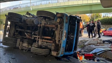 Bakırköy'de üst geçide çarpan vinç devrildi