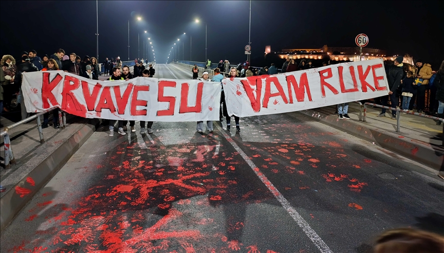 Novi Sad: Građani više sati blokirali Varadinski most u znak protesta zbog tragedije kod železničke stanice