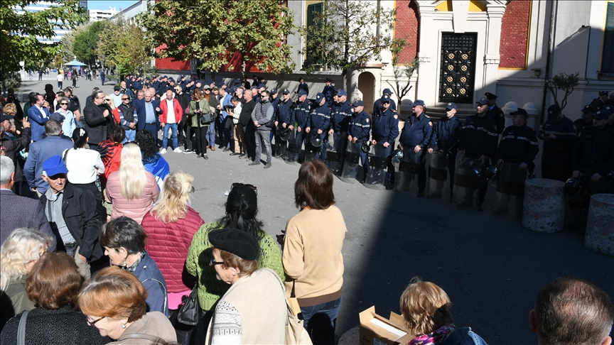 Vazhdojnë protestat para Bashkisë së Tiranës