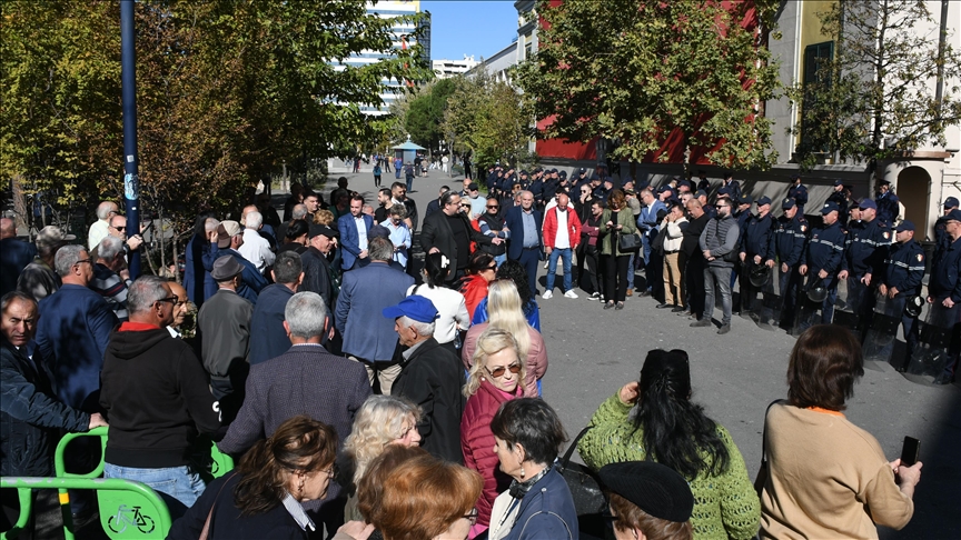 Albanians continue to protest, demand Tirana mayor to step down