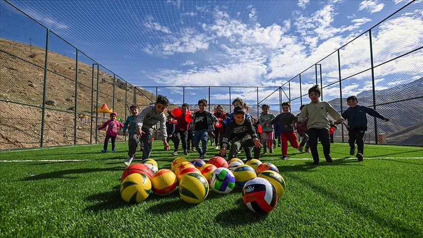 Halı saha kirlenmesin diye ayakkabılarını çıkaran çocukları hediyeleriyle mutlu ettiler