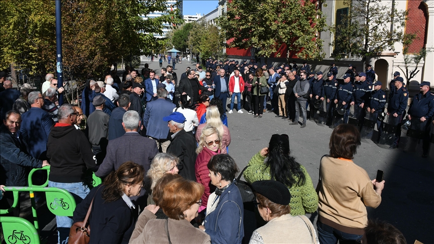 Албанија: Продолжуваат протестите пред седиштето на Општина Тирана