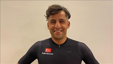 Şampiyon sporcu, depremden etkilenen çocuklar için pedal çeviriyor