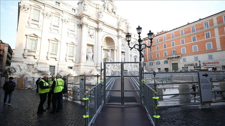 U rimskoj Fontani di Trevi izgrađena prenosiva pješačka staza