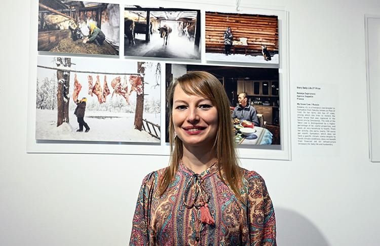 Li gor Saprunovaya wênekêş Îstanbul Photo Awards "nûnerê gelekî mezin ê têkoşînên li cîhanê ye" 