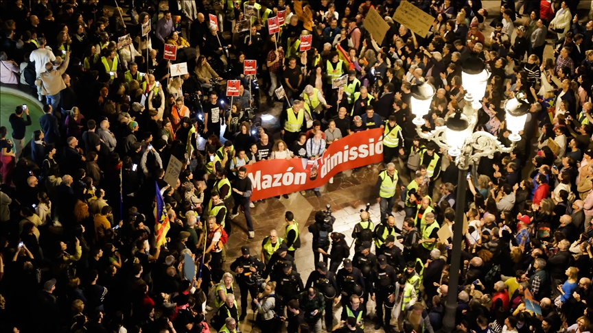 Outrage sweeps Valencia as 130,000 protest Spain flood response