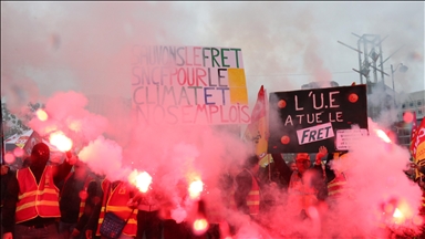 French rail unions call for indefinite strike ahead of Christmas