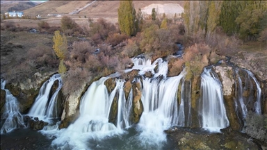 Şelaleya Muradiyeyê bi rengên payizê xemilî