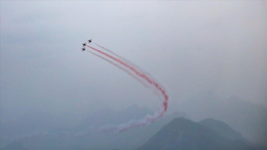 Türk Yıldızları Antalya semalarında "Ata'ya saygı" uçuşu yaptı