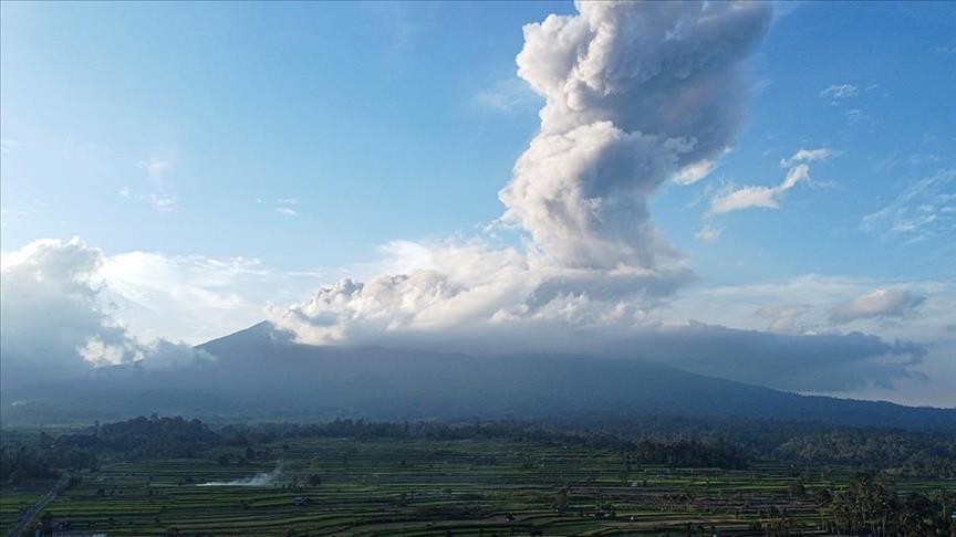 Indonésie: le volcan Lewotobi Laki-Laki crache à nouveau des cendres