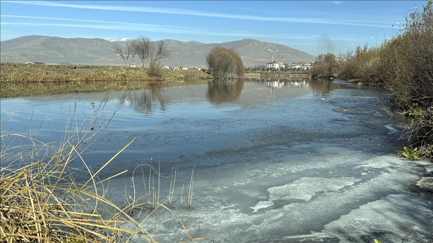 Ardahan'da soğuk hava nedeniyle Kura Nehri'nin yüzeyi buz tuttu